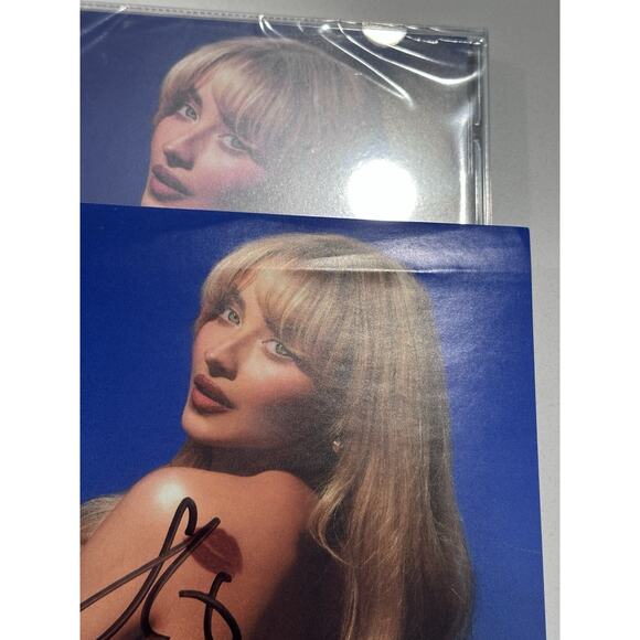 Sabrina Carpenter KISS On Front Short N’ Sweet Signed Photo And Signed Card - #3 - Picture 4 of 8